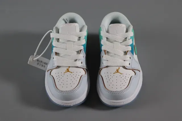 Nike White Blue Low-Top Multi-Panel Leather/synthetic Construction Lifestyle Sneakers 18