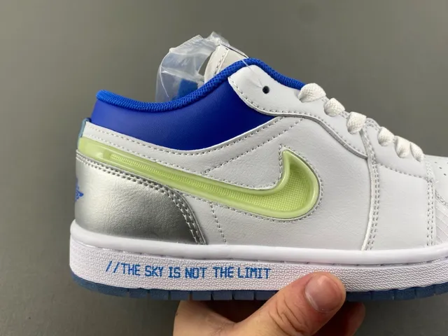Nike White Blue Low-Top Padded Collar Lifestyle Sneakers 3