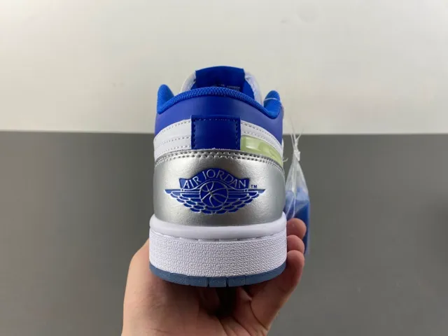 Nike White Blue Low-Top Padded Collar Lifestyle Sneakers 4