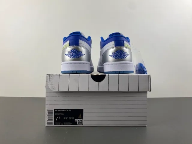 Nike White Blue Low-Top Padded Collar Lifestyle Sneakers 17