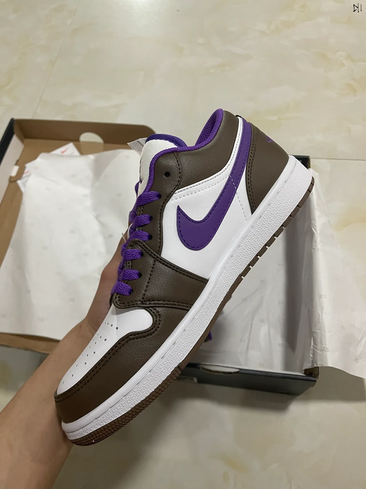 Nike White Brown Low-Top Leather-and-Synthetic Upper Lifestyle Sneakers 4