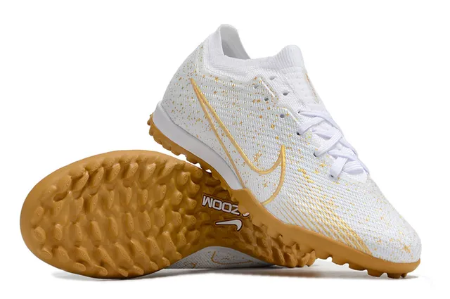 Nike Zapatillas de fútbol con upper de tejido blanco dorado con turf salpicado 2