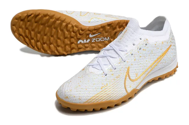 Nike Zapatillas de fútbol con upper de tejido blanco dorado con turf salpicado 3