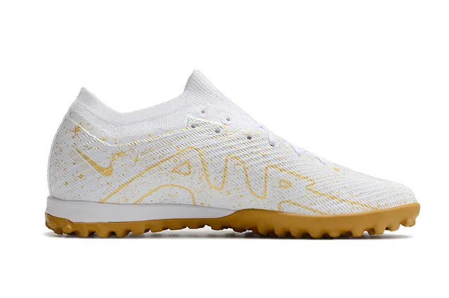Nike Zapatillas de fútbol con upper de tejido blanco dorado con turf salpicado 5