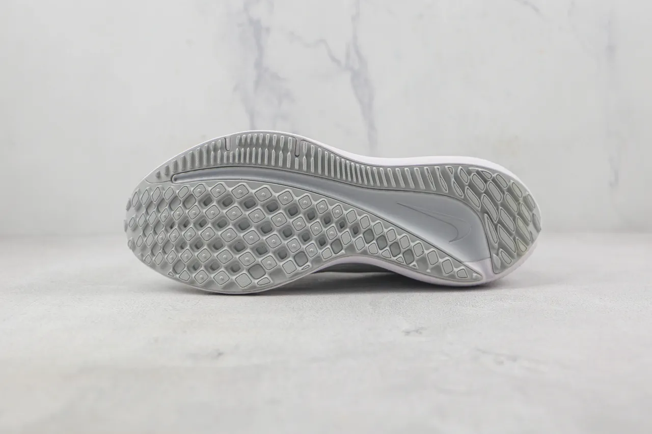 Nike White Gray Engineered Mesh Upper Ribbed Texture Running Shoes 8