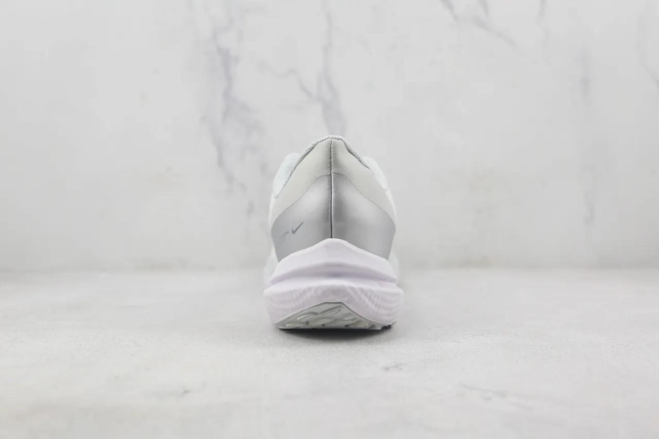 Nike White Gray Engineered Mesh Upper Ribbed Texture Running Shoes 9