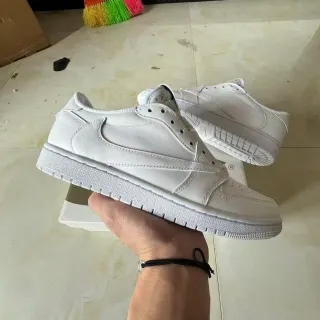Nike White Laceless Low-Top Leather-Like Upper Lifestyle Sneakers