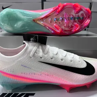 Nike أبيض وردي محبوك أعلى إيريديسنت TPU كعب أرض صلبة أحذية كرة القدم