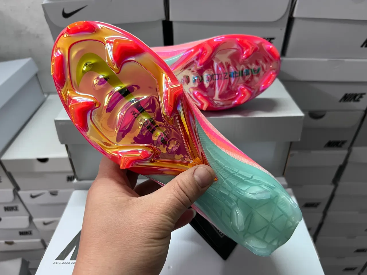 Nike Chaussures de football blanc et rose upper tricot talón irisé TPU sol ferme 2