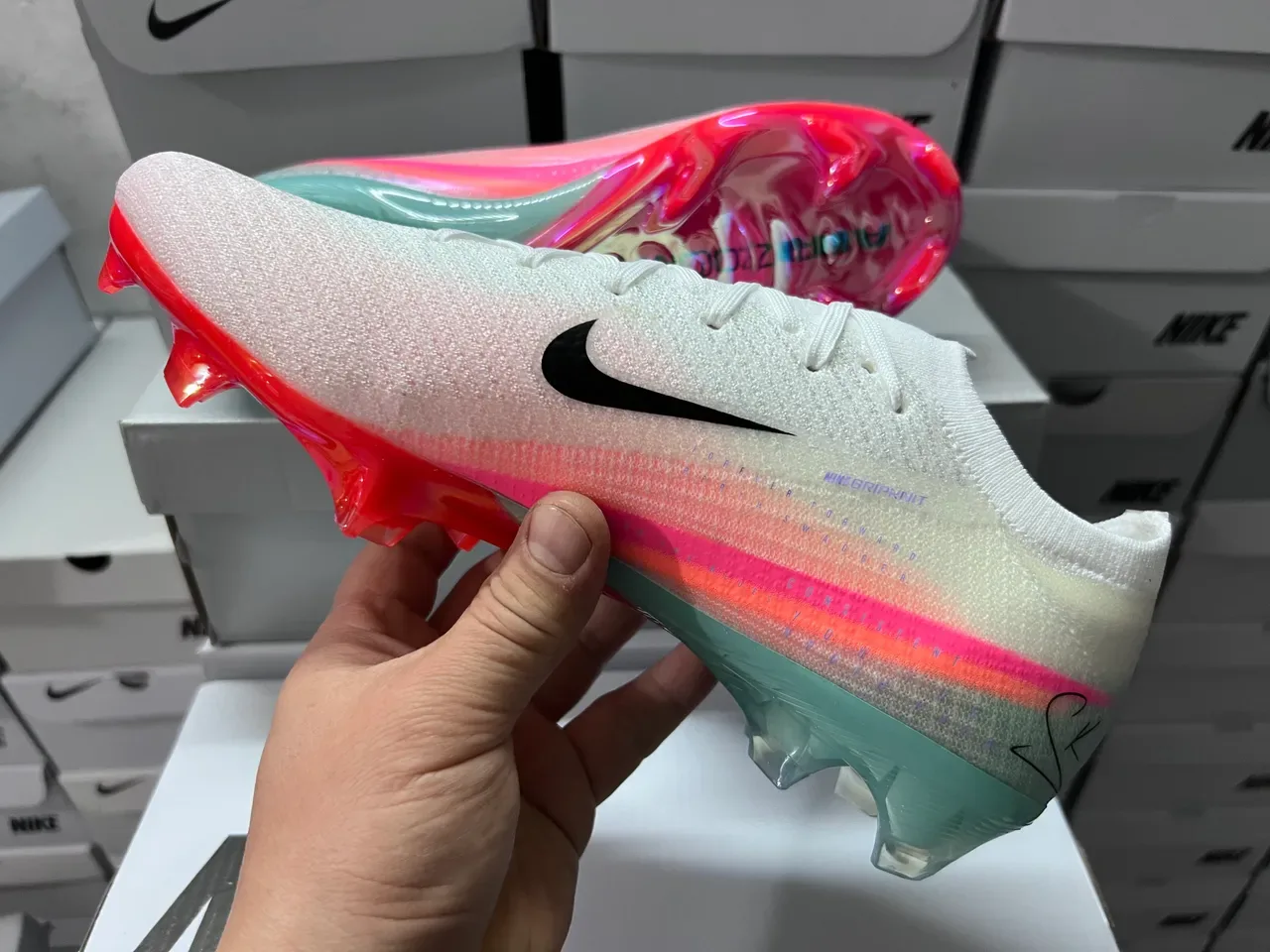 Nike Chaussures de football blanc et rose upper tricot talón irisé TPU sol ferme 4