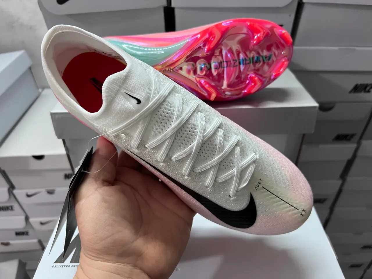 Nike Chaussures de football blanc et rose upper tricot talón irisé TPU sol ferme 5