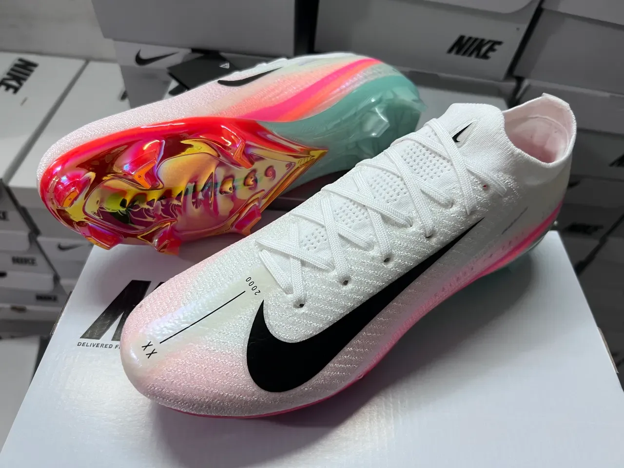 Nike Chaussures de football blanc et rose upper tricot talón irisé TPU sol ferme 8