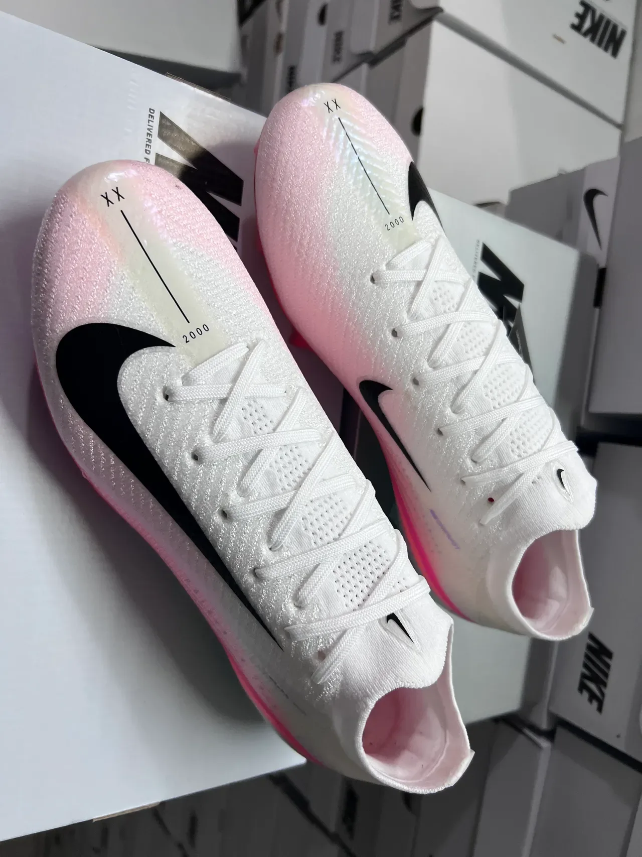 Nike Chaussures de football blanc et rose upper tricot talón irisé TPU sol ferme 9