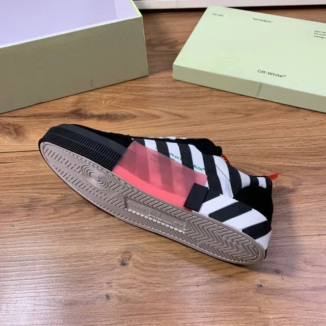 Off-White Arrow Stripe أسود أبيض أحمر Lifestyle Sneakers 2