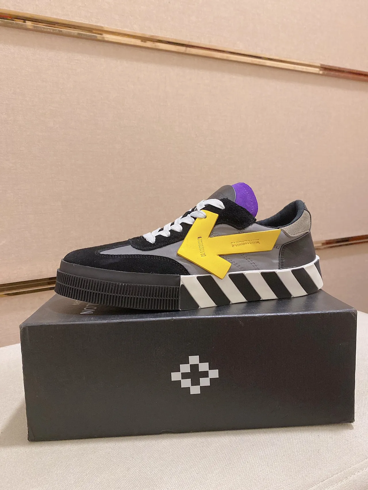 Off-White Noir Gris Inspiré de l'Industrie Rayures Diagonales Semelle Intermédiaire Sneakers Lifestyle 2