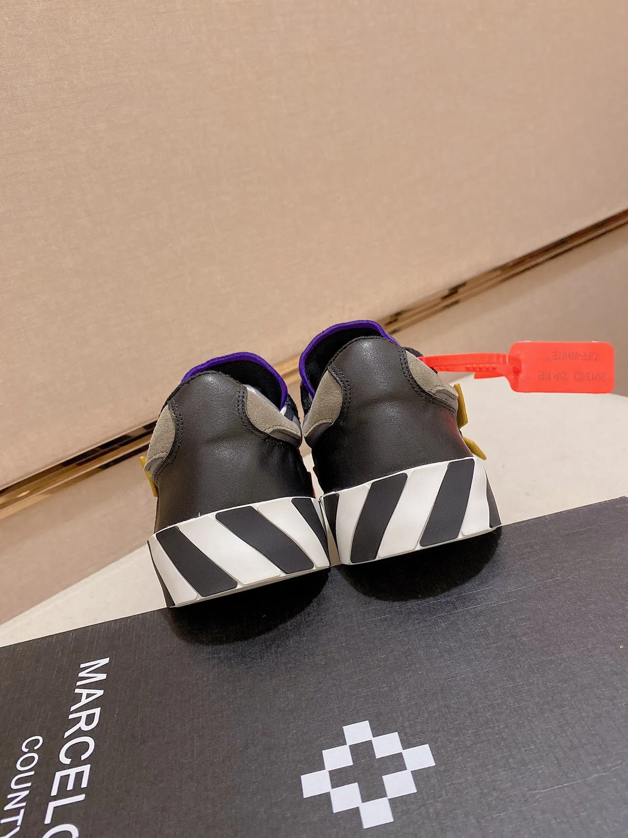 Off-White Noir Gris Inspiré de l'Industrie Rayures Diagonales Semelle Intermédiaire Sneakers Lifestyle 4