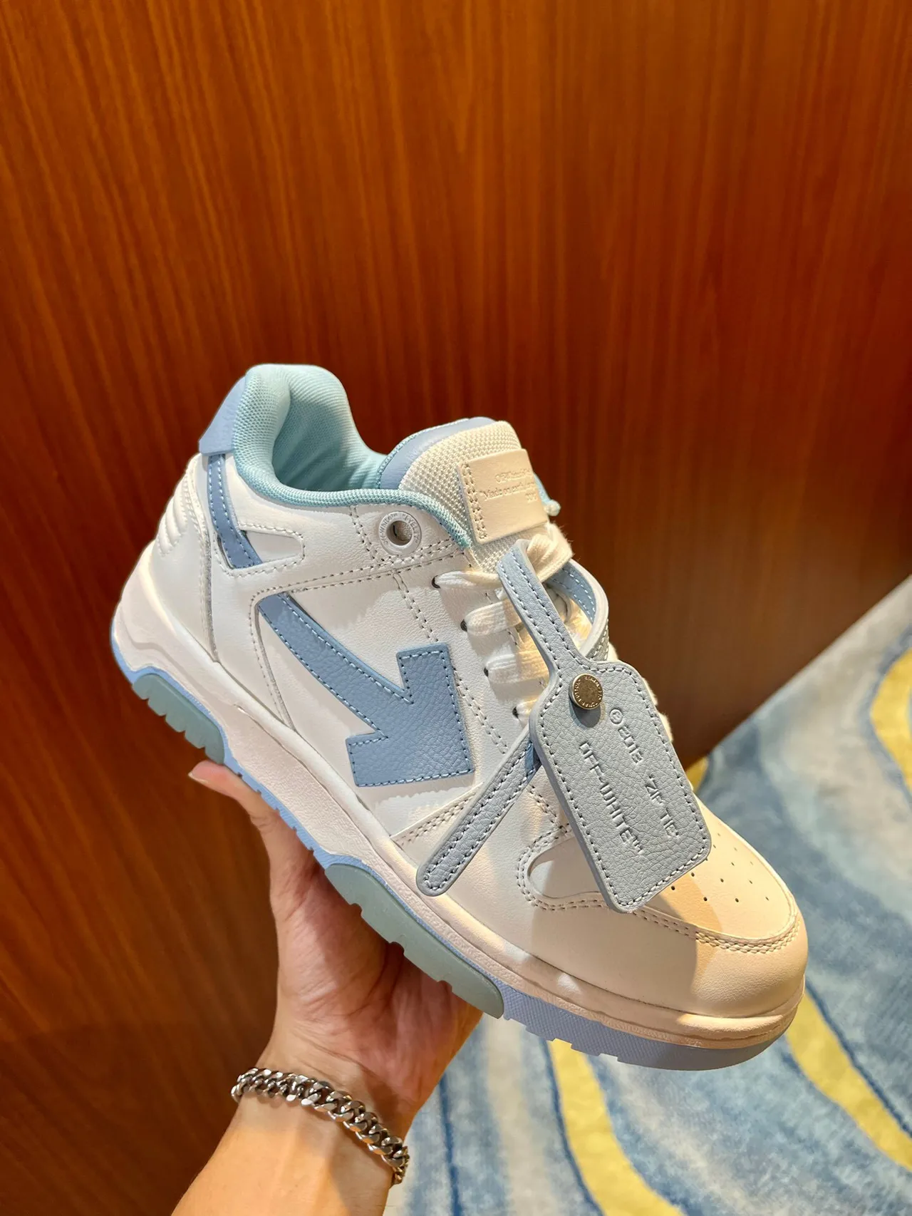 Off-White Bleu Flèche Diagonal Logo Industriel Étiquette Pendante Mode de Vie Baskets 1