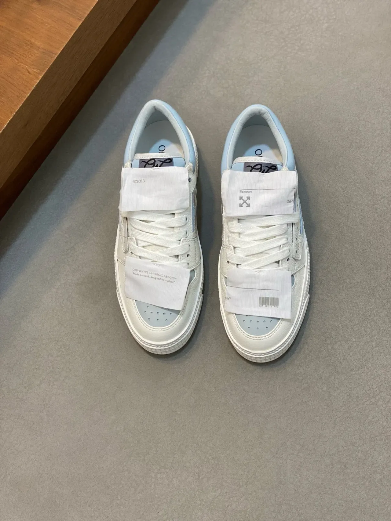 Off-White Sneakers Bleu Conception Industrielle Détail Sangle Double Style de Vie 2