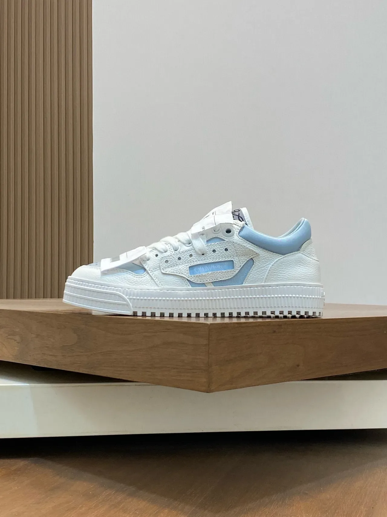 Off-White Sneakers Bleu Conception Industrielle Détail Sangle Double Style de Vie 3