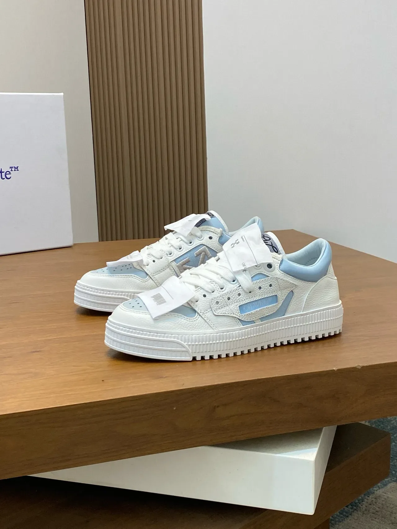 Off-White Sneakers Bleu Conception Industrielle Détail Sangle Double Style de Vie 4