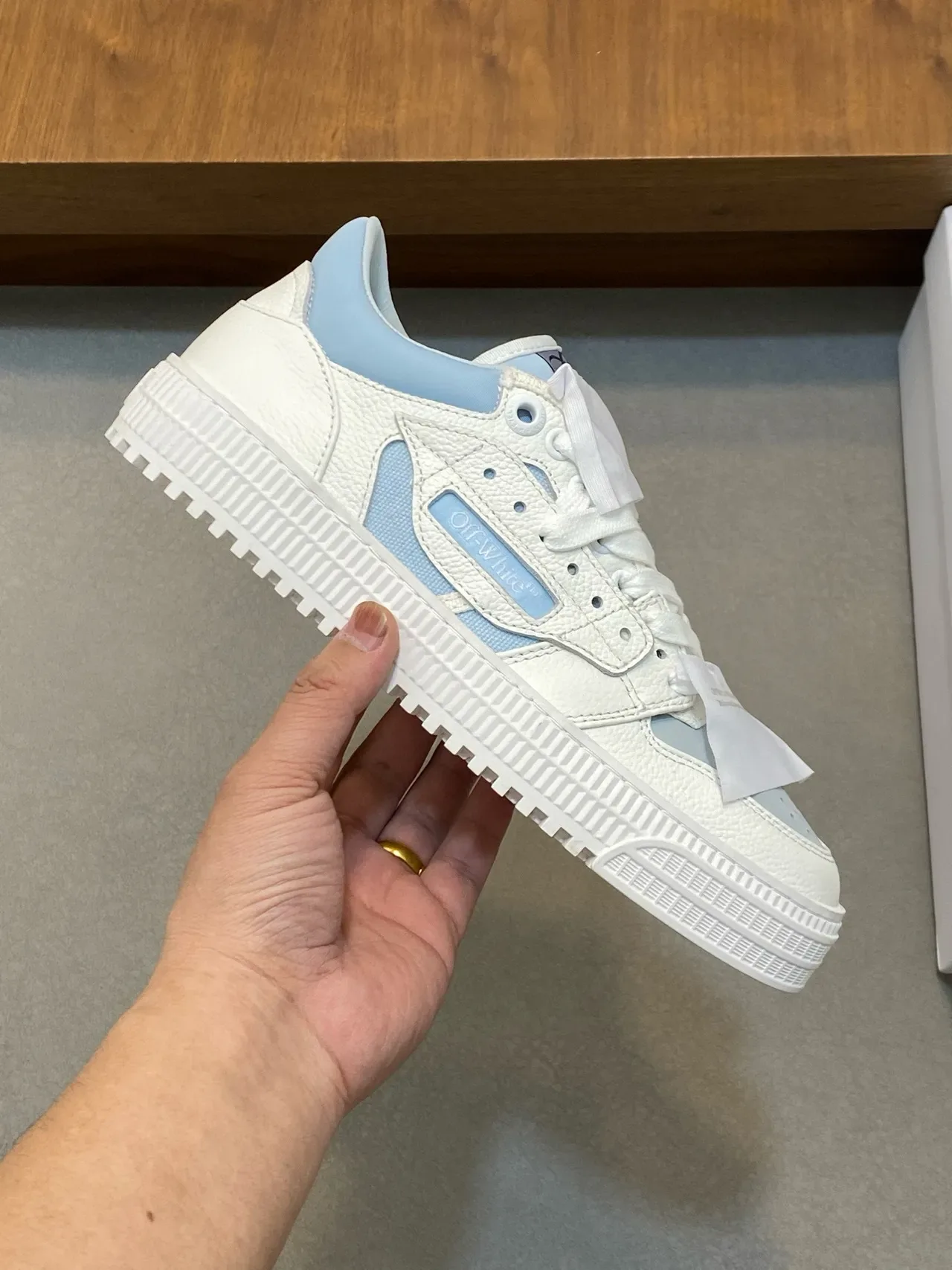 Off-White Sneakers Bleu Conception Industrielle Détail Sangle Double Style de Vie 5