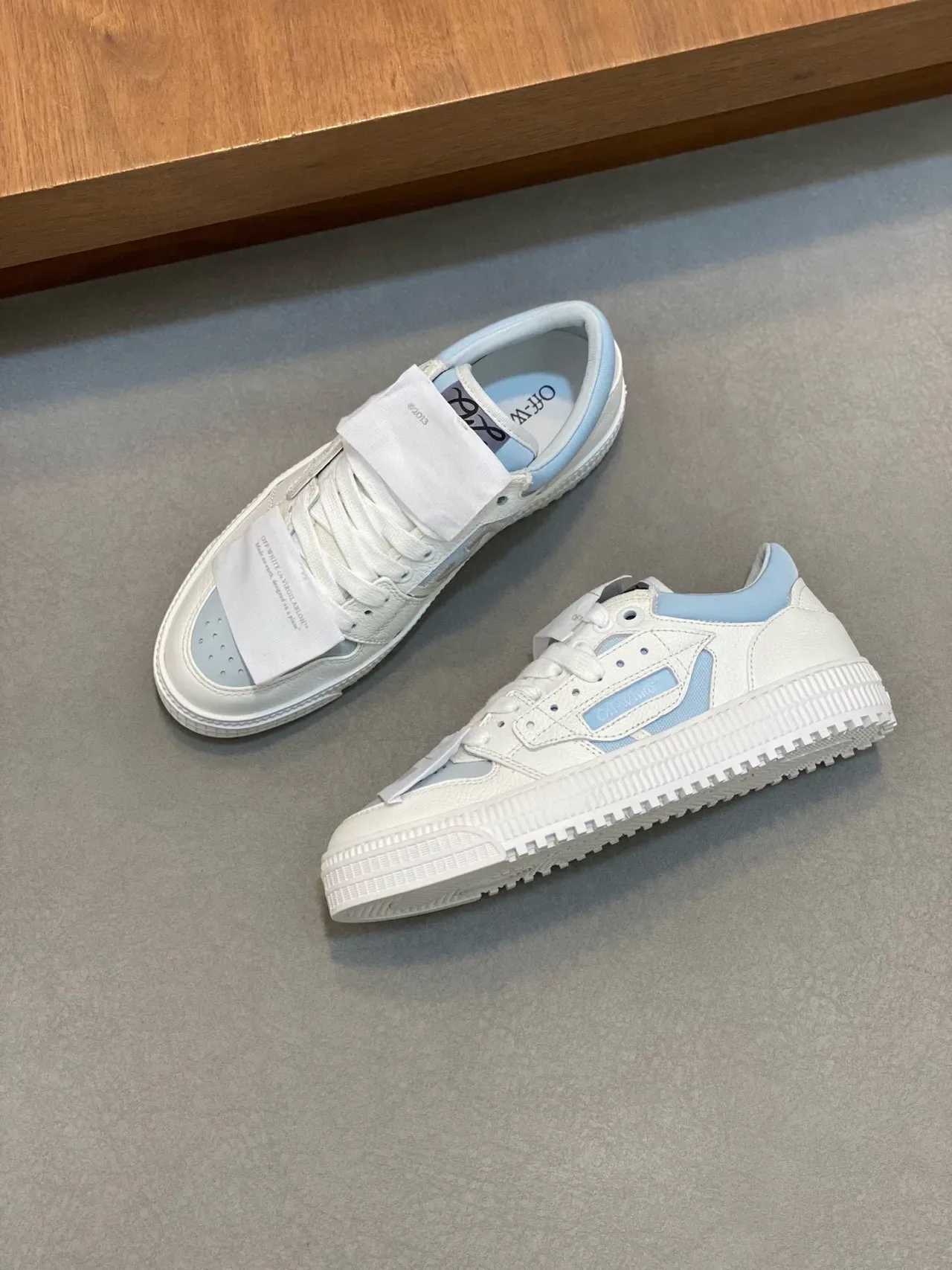 Off-White Sneakers Bleu Conception Industrielle Détail Sangle Double Style de Vie 6