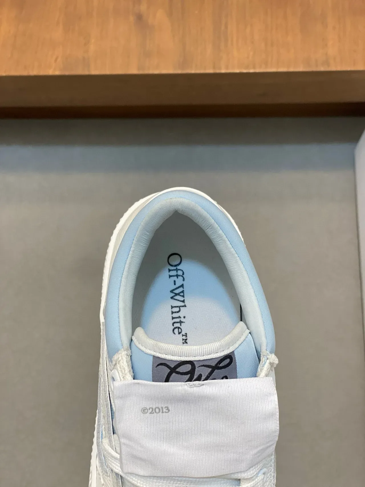 Off-White Sneakers Bleu Conception Industrielle Détail Sangle Double Style de Vie 7