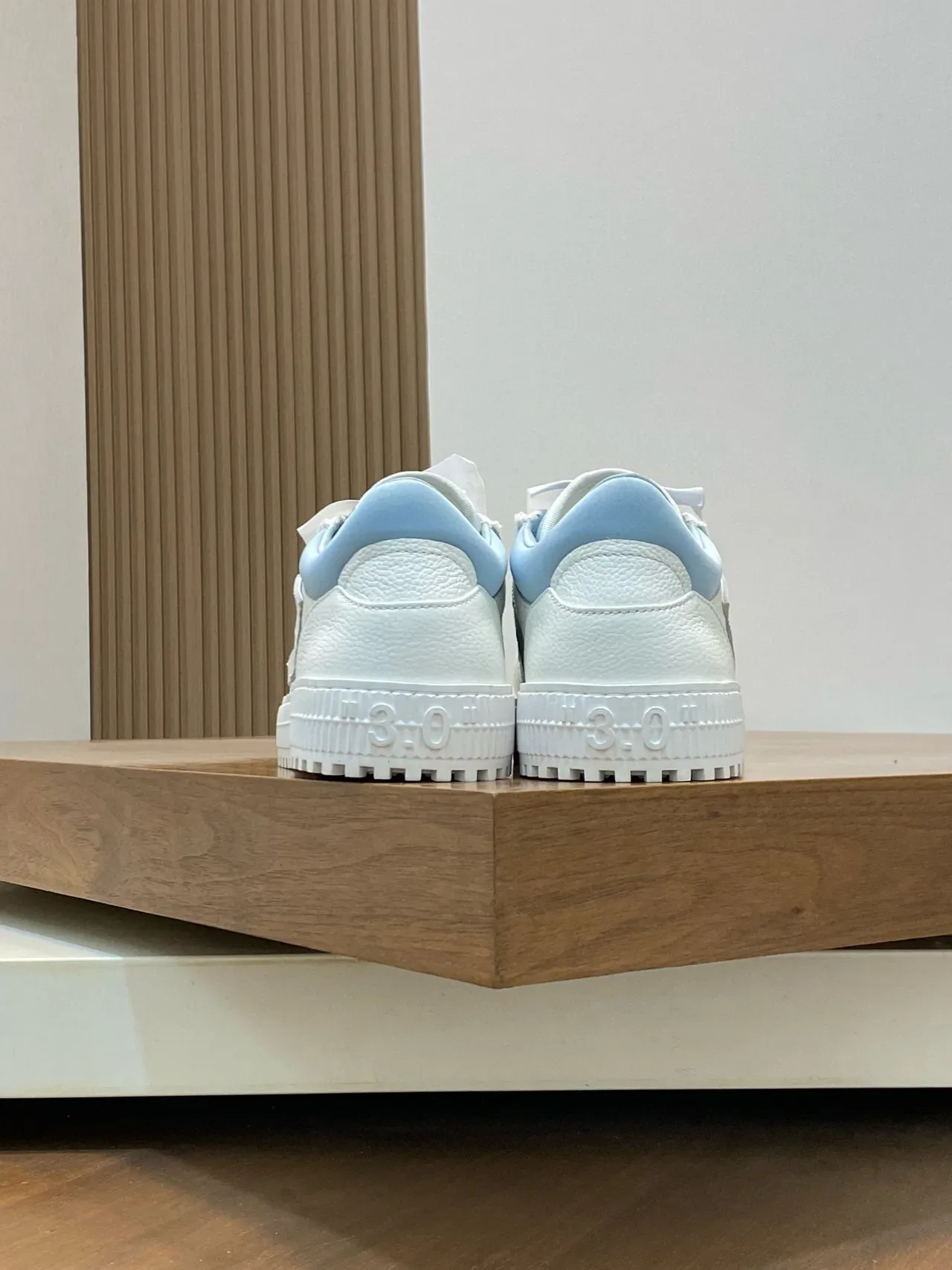 Off-White Sneakers Bleu Conception Industrielle Détail Sangle Double Style de Vie 8