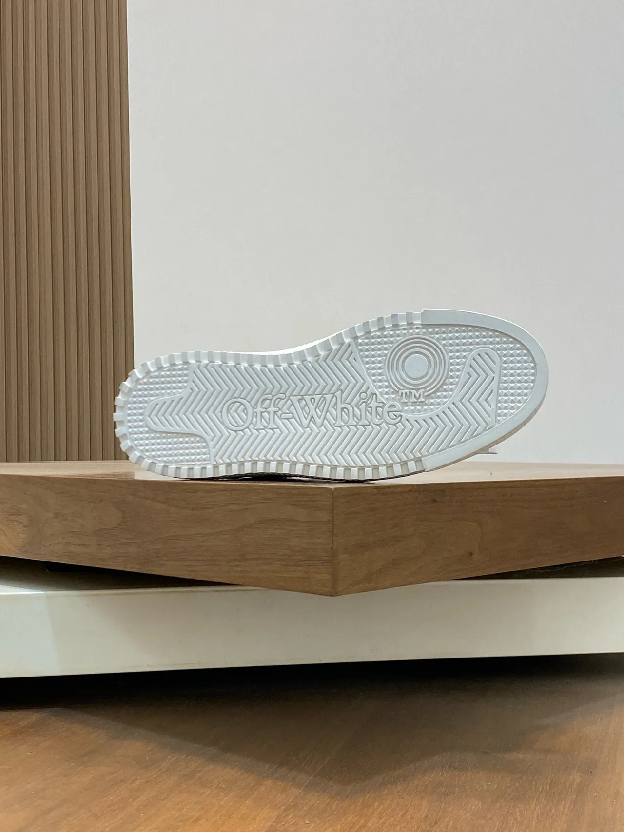 Off-White Sneakers Bleu Conception Industrielle Détail Sangle Double Style de Vie 9
