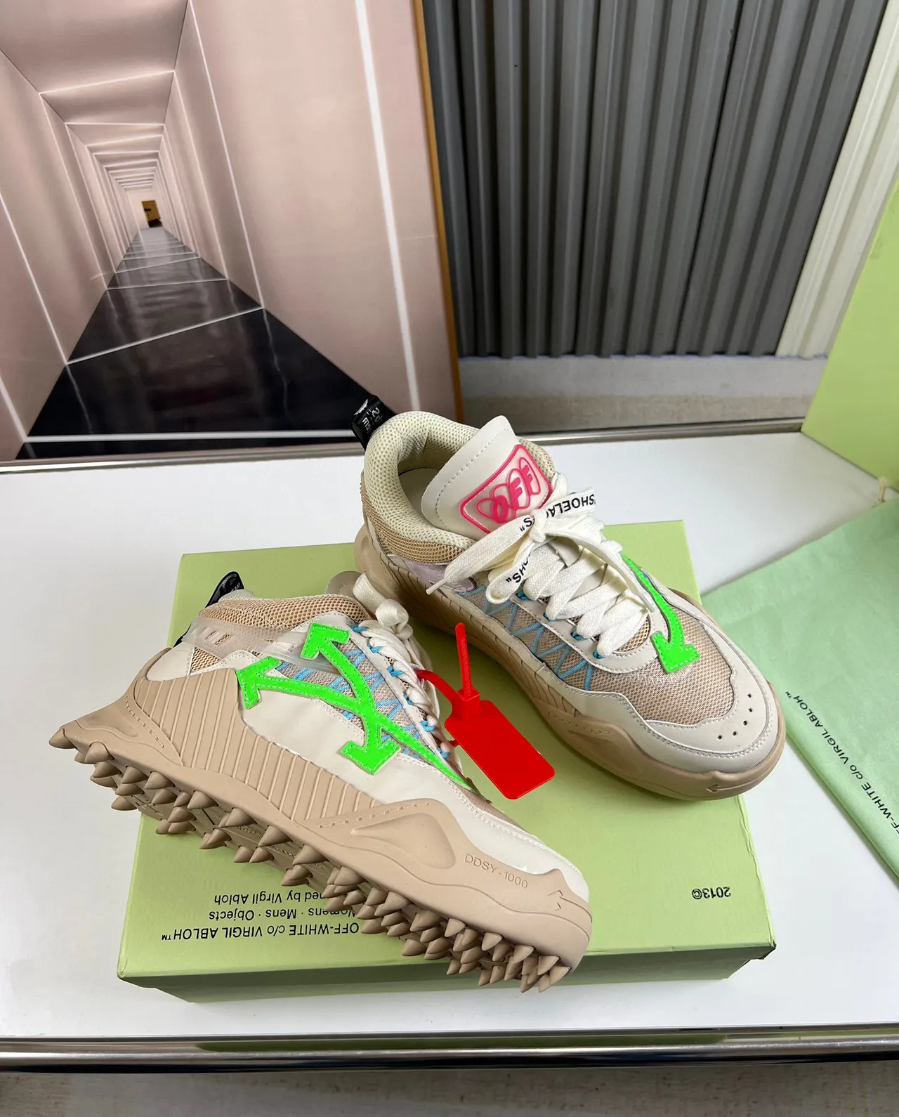 Off-White Runner Chaussures chunky Beige Green motif de flèche oversized, semelle intermédiaire sculptée avec rayures 4