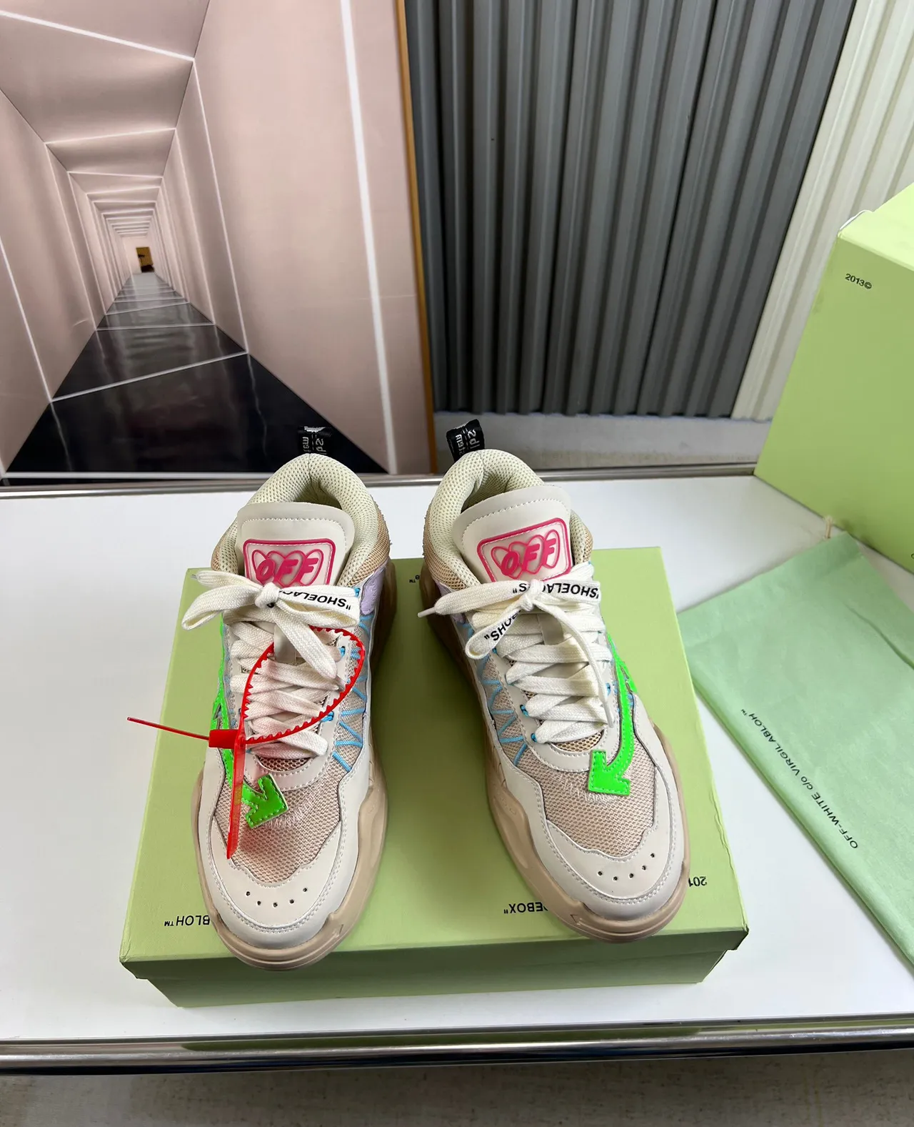 Off-White Runner Chaussures chunky Beige Green motif de flèche oversized, semelle intermédiaire sculptée avec rayures 9