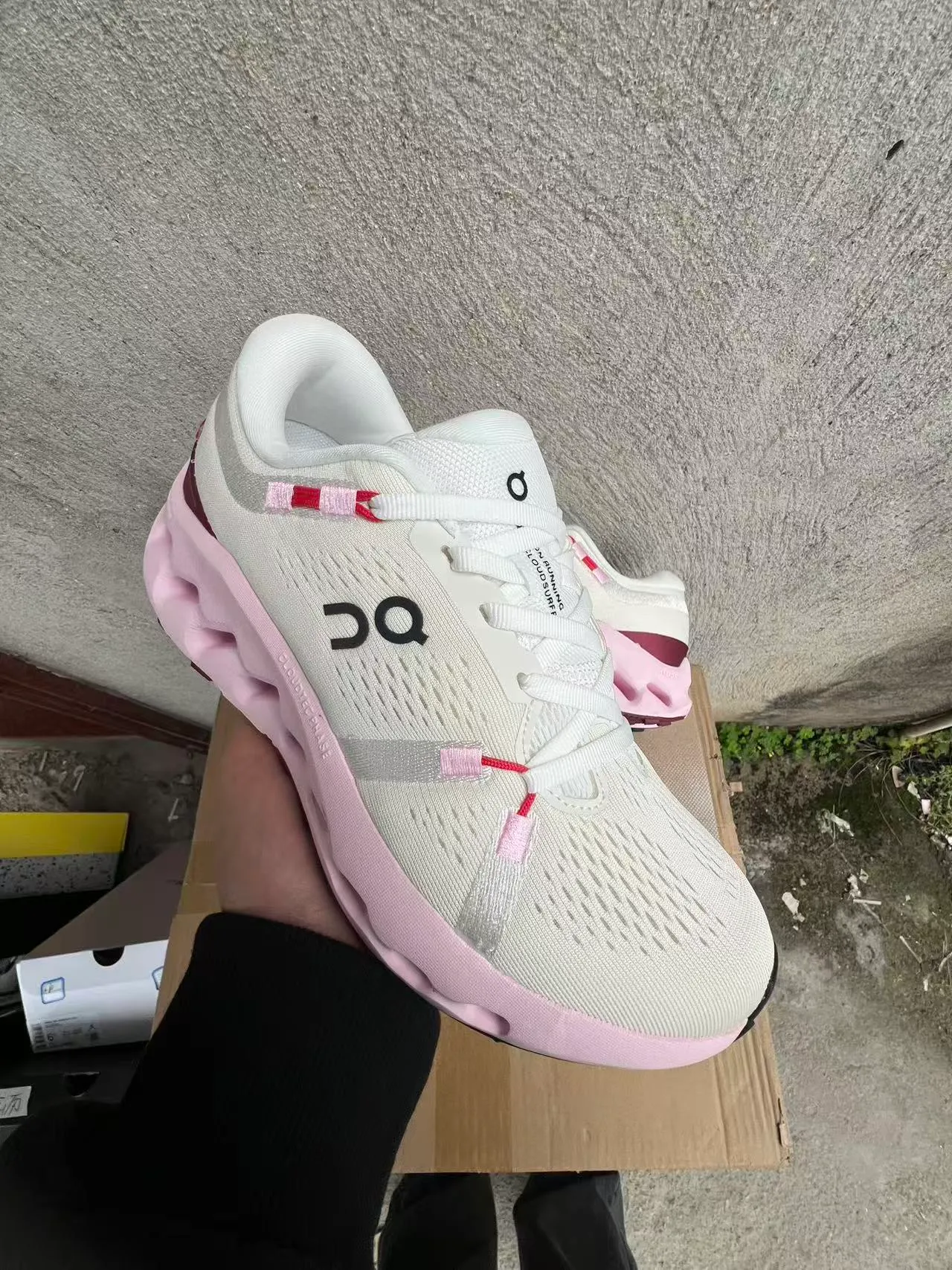 On Cloudmonster branco rosa bordo tênis de corrida 2
