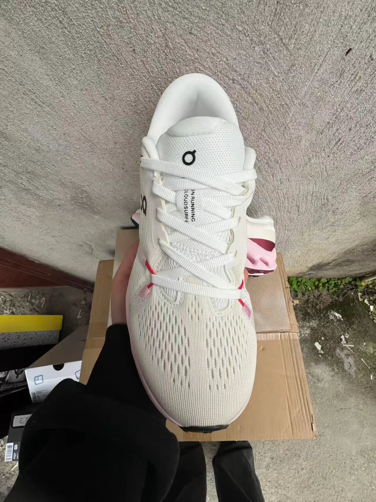 On Cloudmonster branco rosa bordo tênis de corrida 3