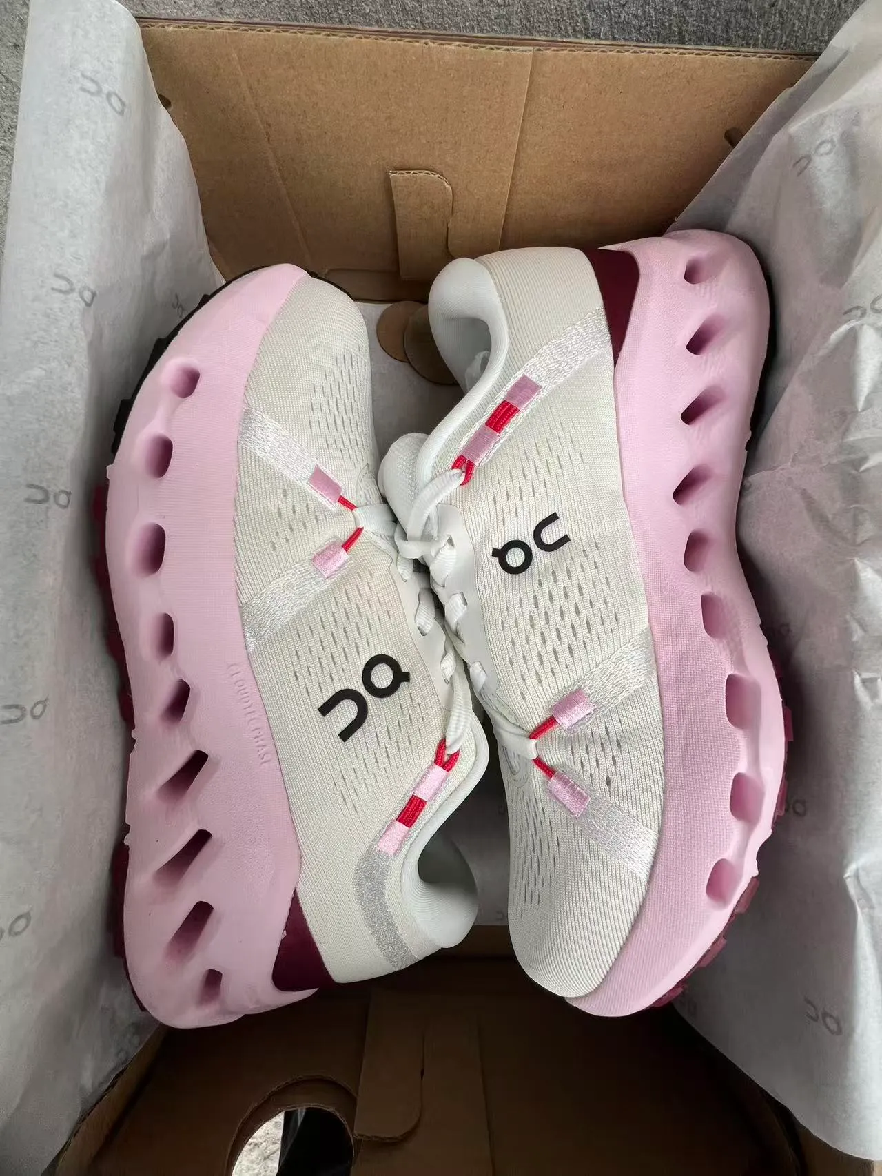 On Cloudmonster branco rosa bordo tênis de corrida 9