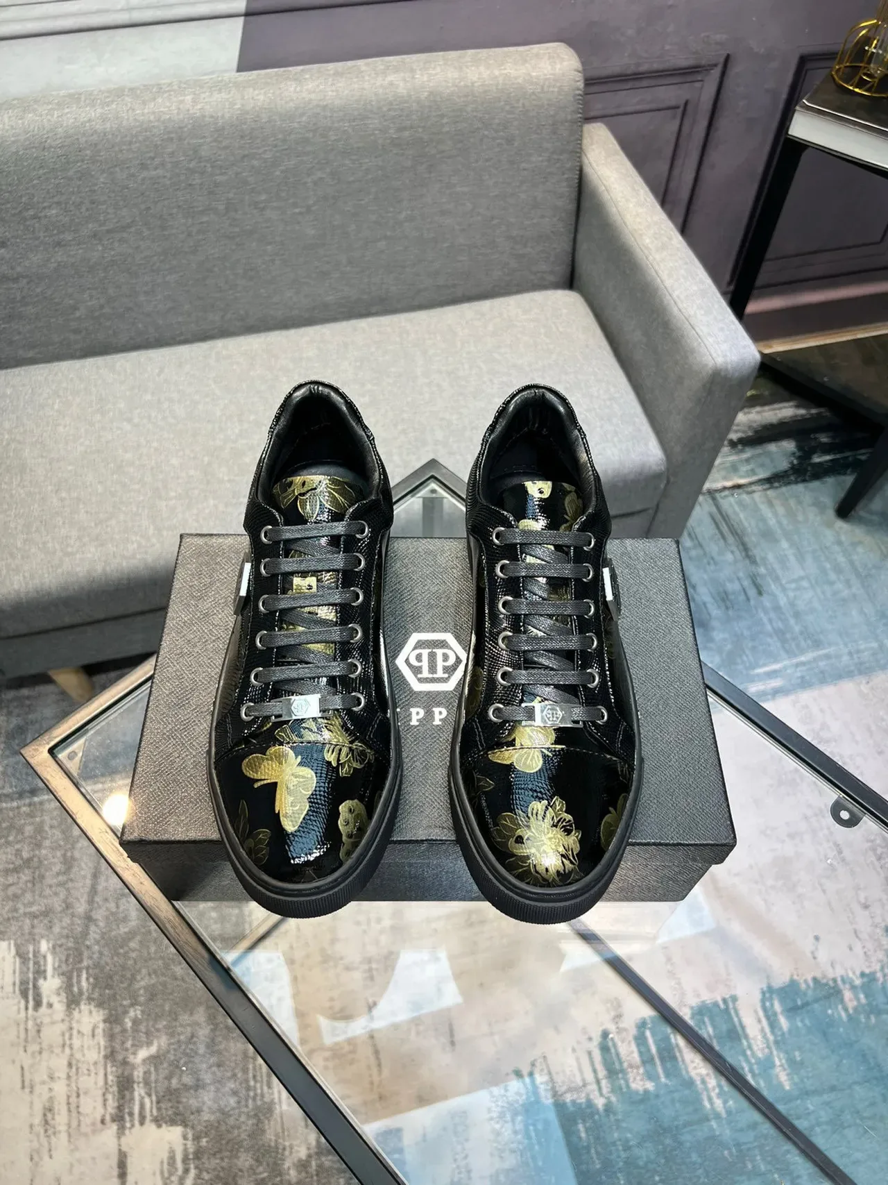 Philipp Plein أحذية رياضية سوداء وذهبية مطبوعة زهورية للنمط الحياتي 2