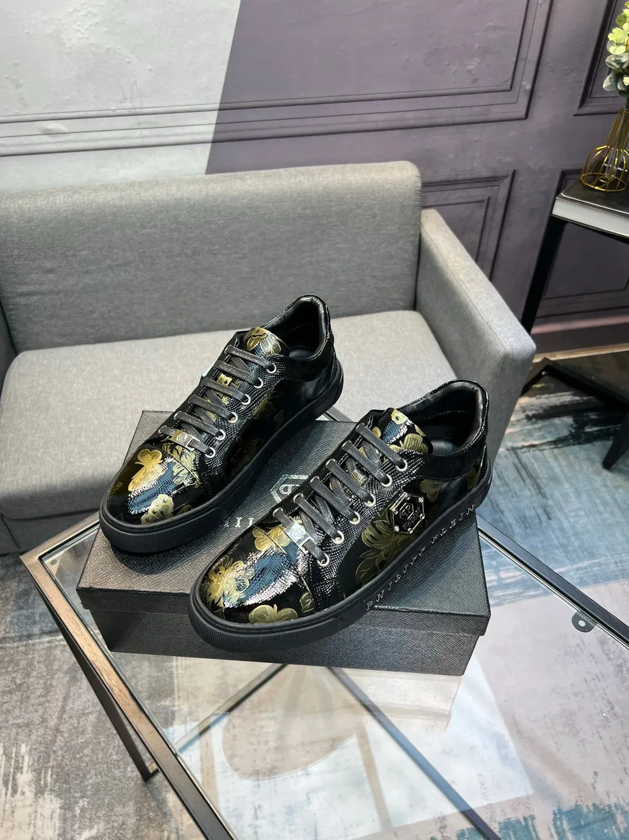 Philipp Plein أحذية رياضية سوداء وذهبية مطبوعة زهورية للنمط الحياتي 3