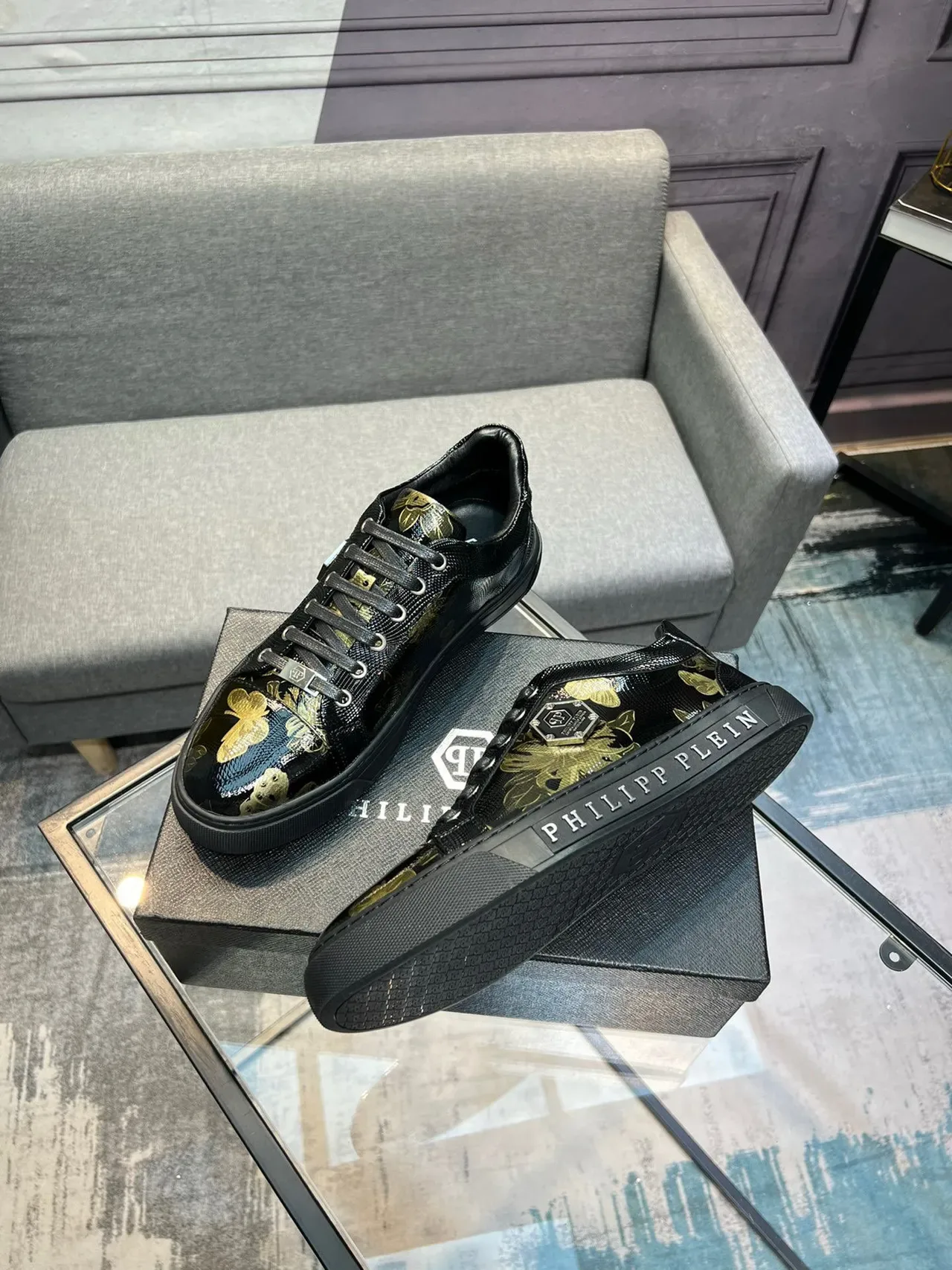 Philipp Plein أحذية رياضية سوداء وذهبية مطبوعة زهورية للنمط الحياتي 4