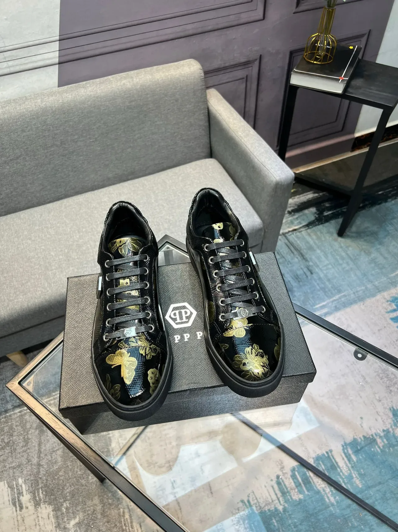 Philipp Plein أحذية رياضية سوداء وذهبية مطبوعة زهورية للنمط الحياتي 5