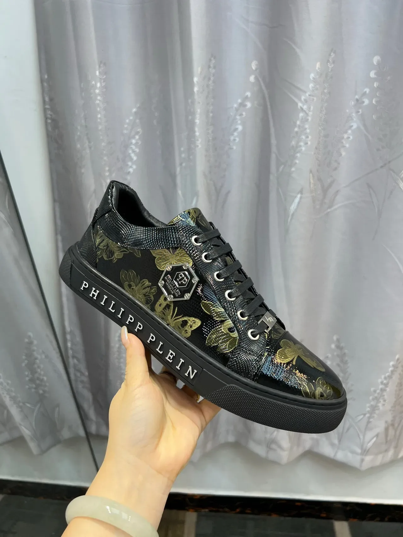 Philipp Plein أحذية رياضية سوداء وذهبية مطبوعة زهورية للنمط الحياتي 6