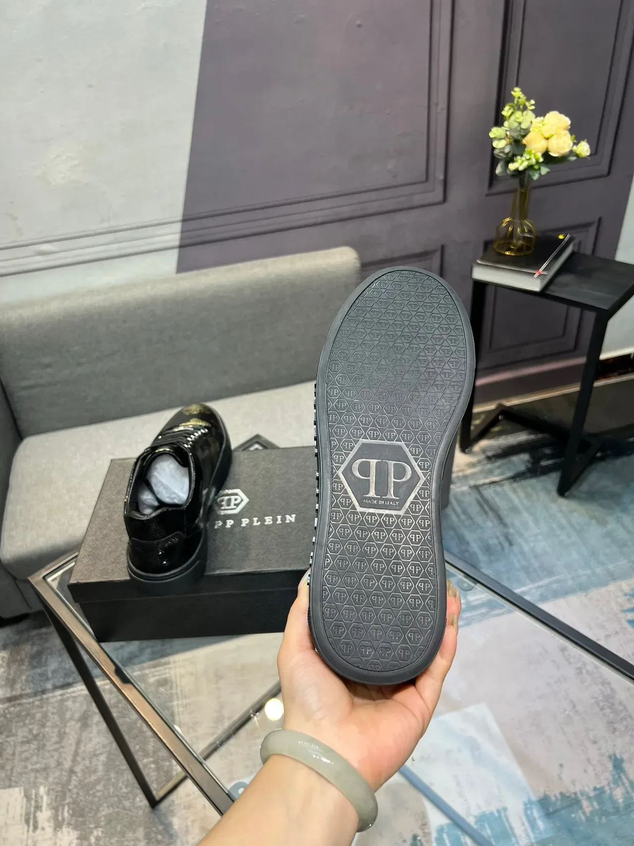 Philipp Plein أحذية رياضية سوداء وذهبية مطبوعة زهورية للنمط الحياتي 7
