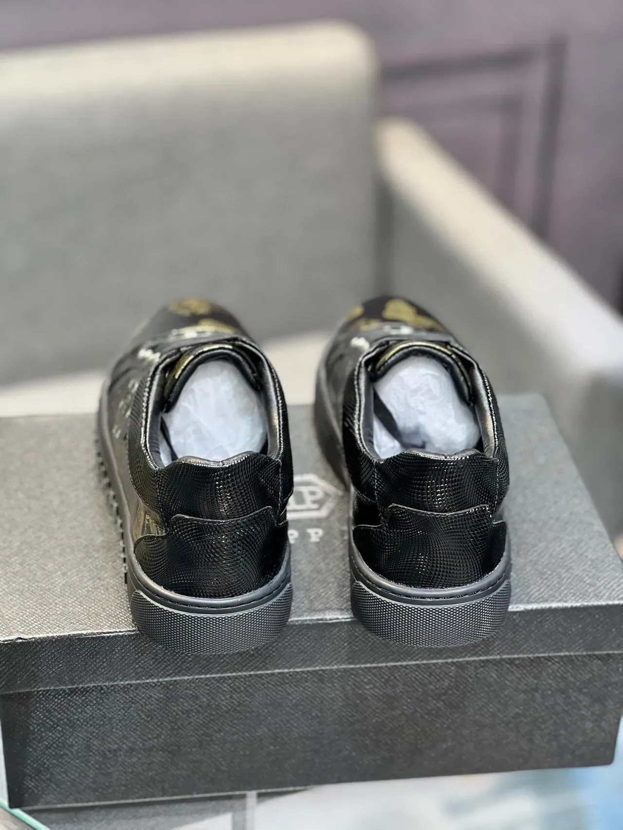 Philipp Plein أحذية رياضية سوداء وذهبية مطبوعة زهورية للنمط الحياتي 8