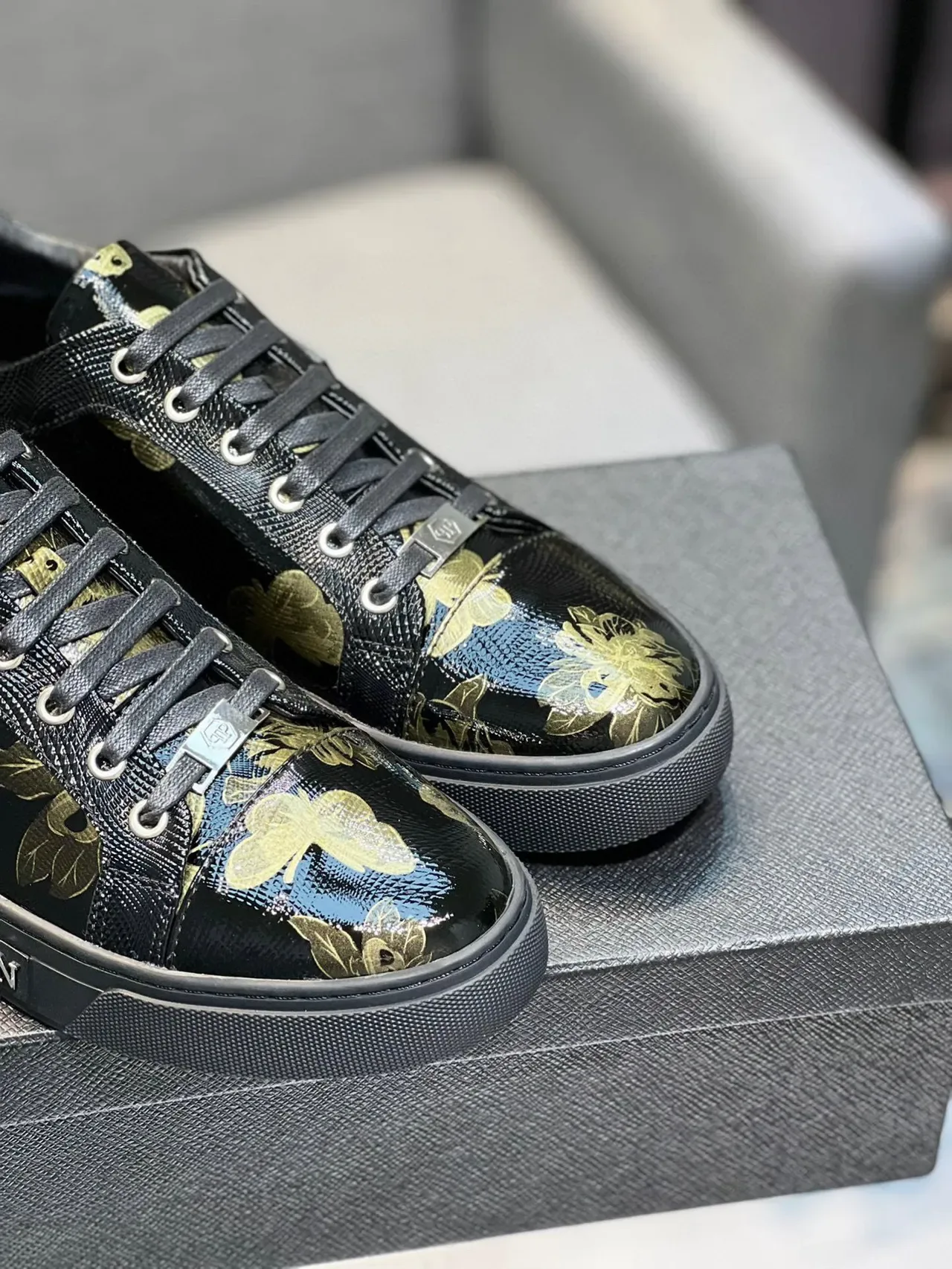 Philipp Plein أحذية رياضية سوداء وذهبية مطبوعة زهورية للنمط الحياتي 9