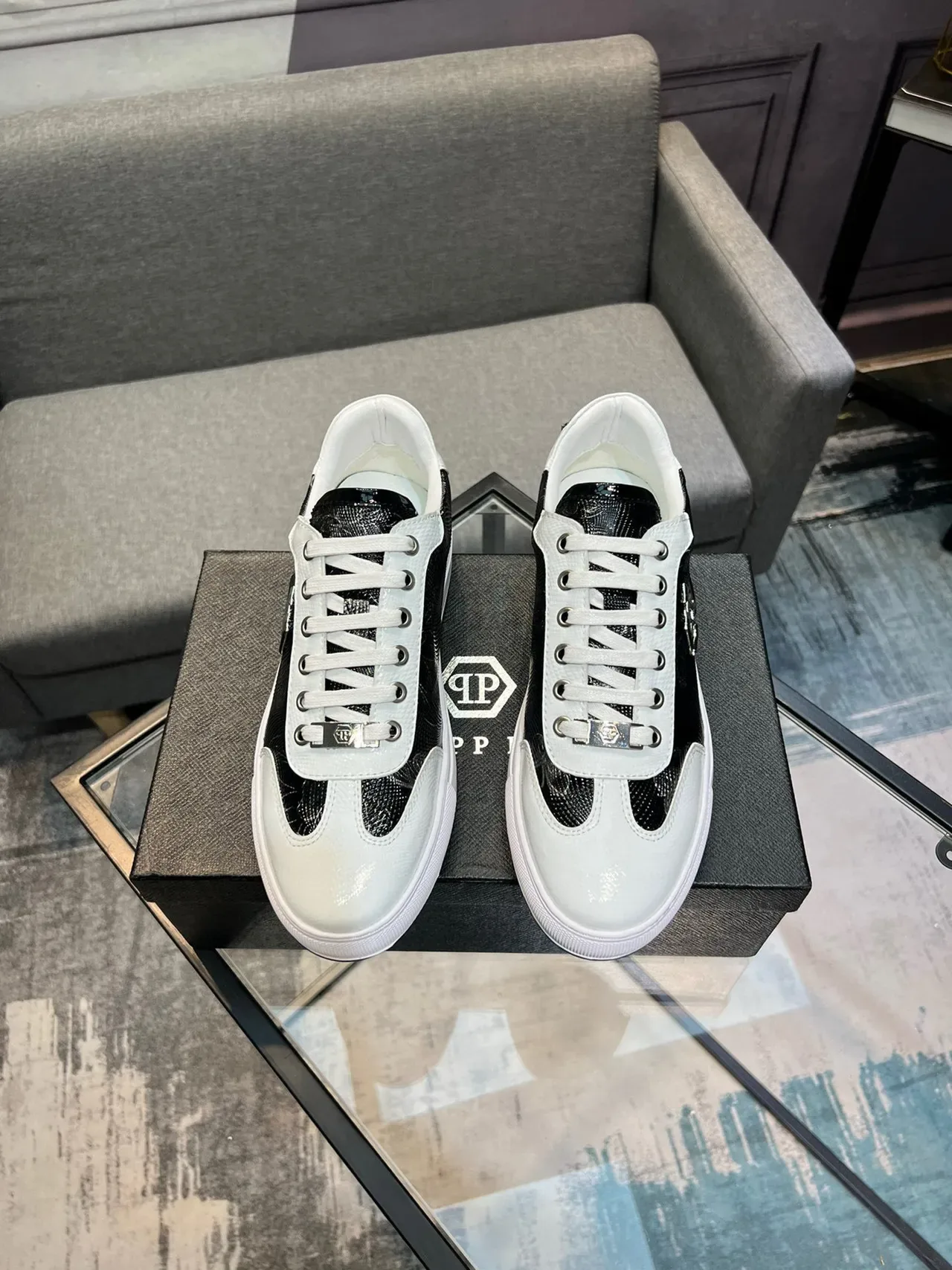 Philipp Plein Sneaker Lifestyle Low-Top en cuir de serpent floral noir et blanc 2