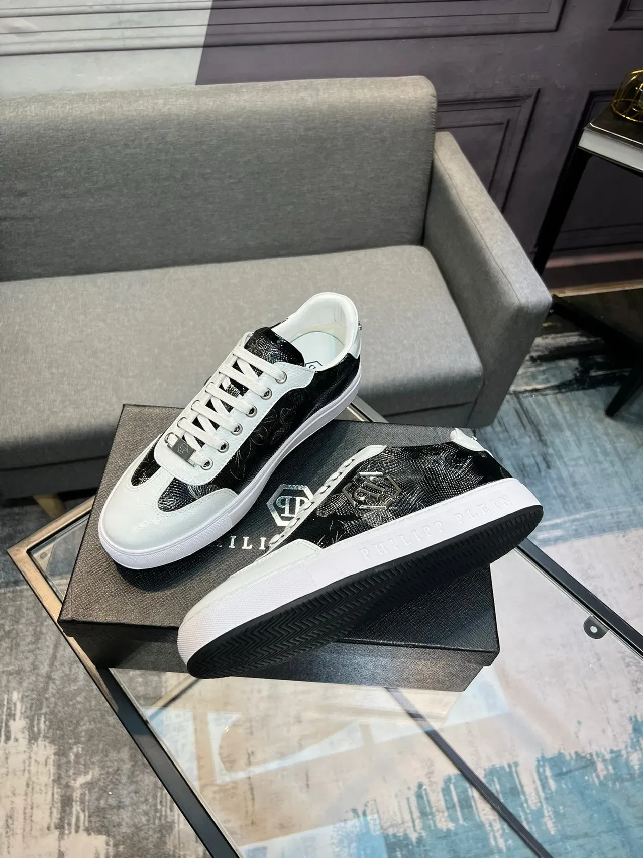 Philipp Plein Sneaker Lifestyle Low-Top en cuir de serpent floral noir et blanc 4