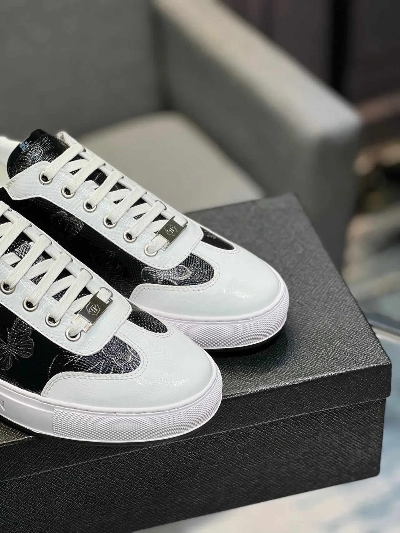 Philipp Plein Sneaker Lifestyle Low-Top en cuir de serpent floral noir et blanc 9