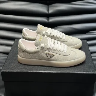 Prada Beige Doré Cuir Pebbled Texturé Partie Supérieure Plaque Logo Triangulaire Chaussures Lifestyle