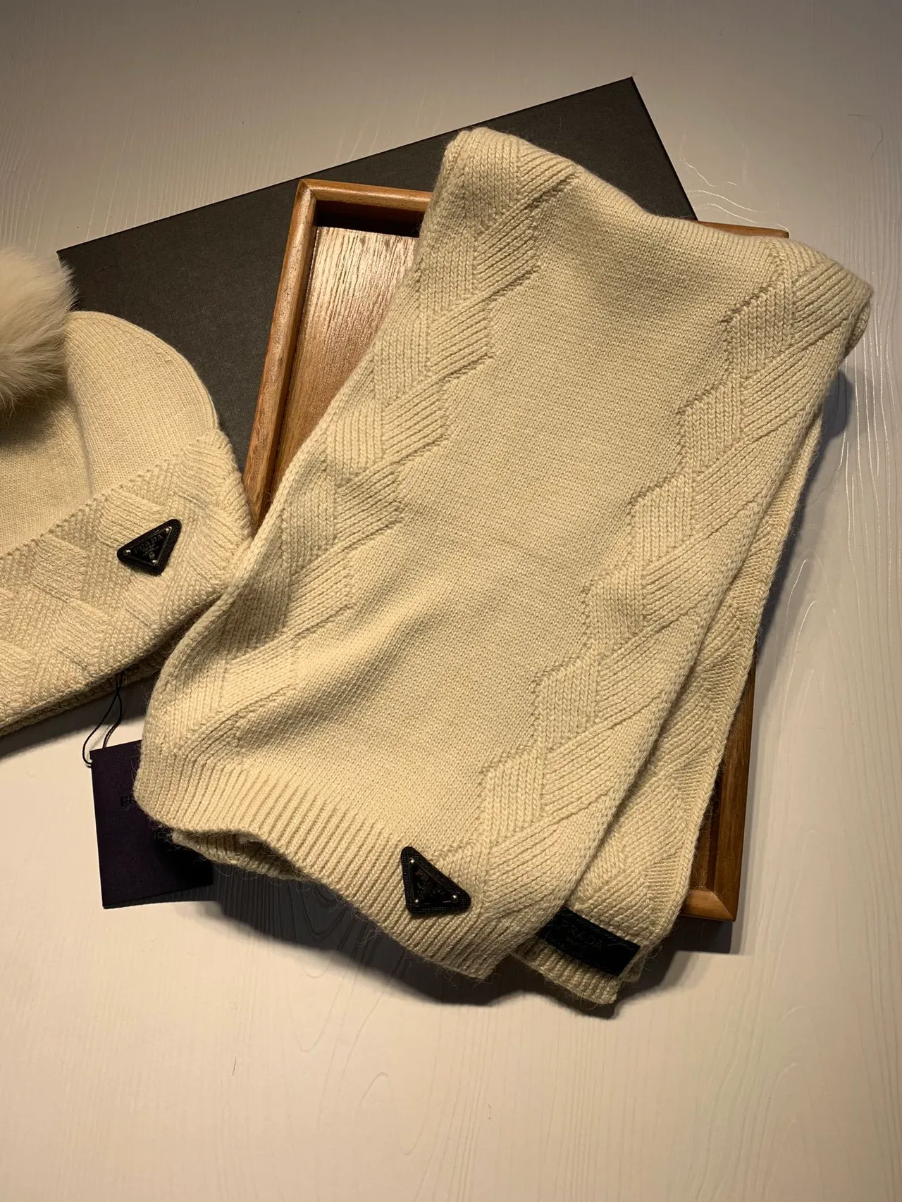 Prada Beige avec détail de tricot côtelé et câble torsadé Cashmere écharpe 4