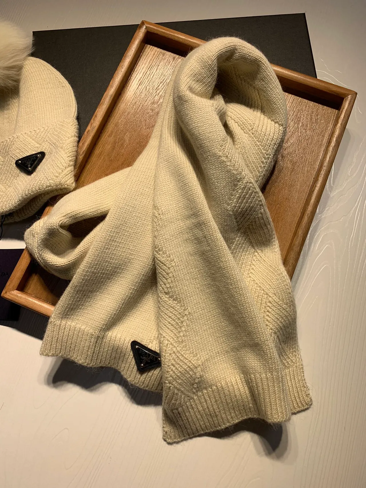 Prada Beige avec détail de tricot côtelé et câble torsadé Cashmere écharpe 6
