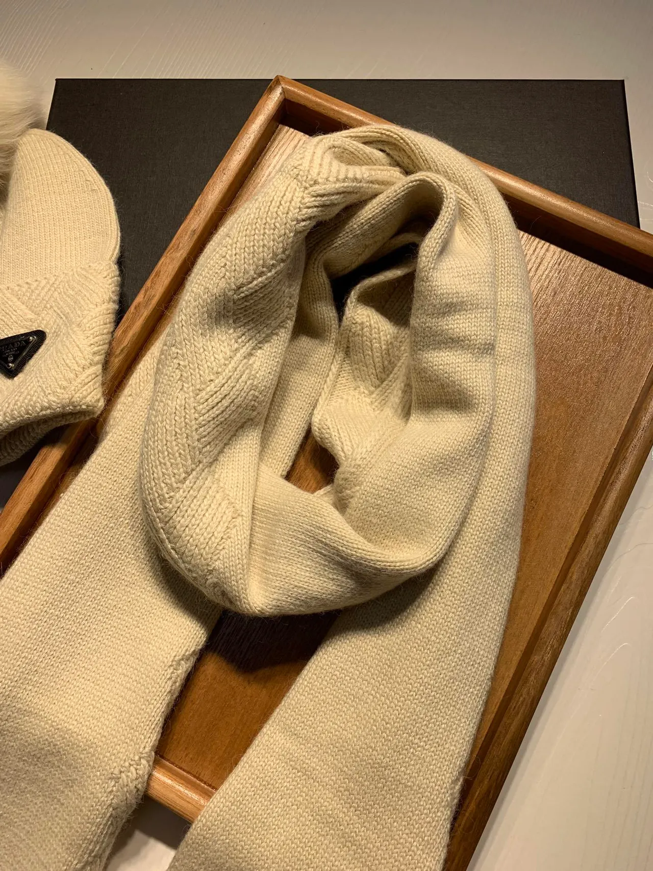 Prada Beige avec détail de tricot côtelé et câble torsadé Cashmere écharpe 8