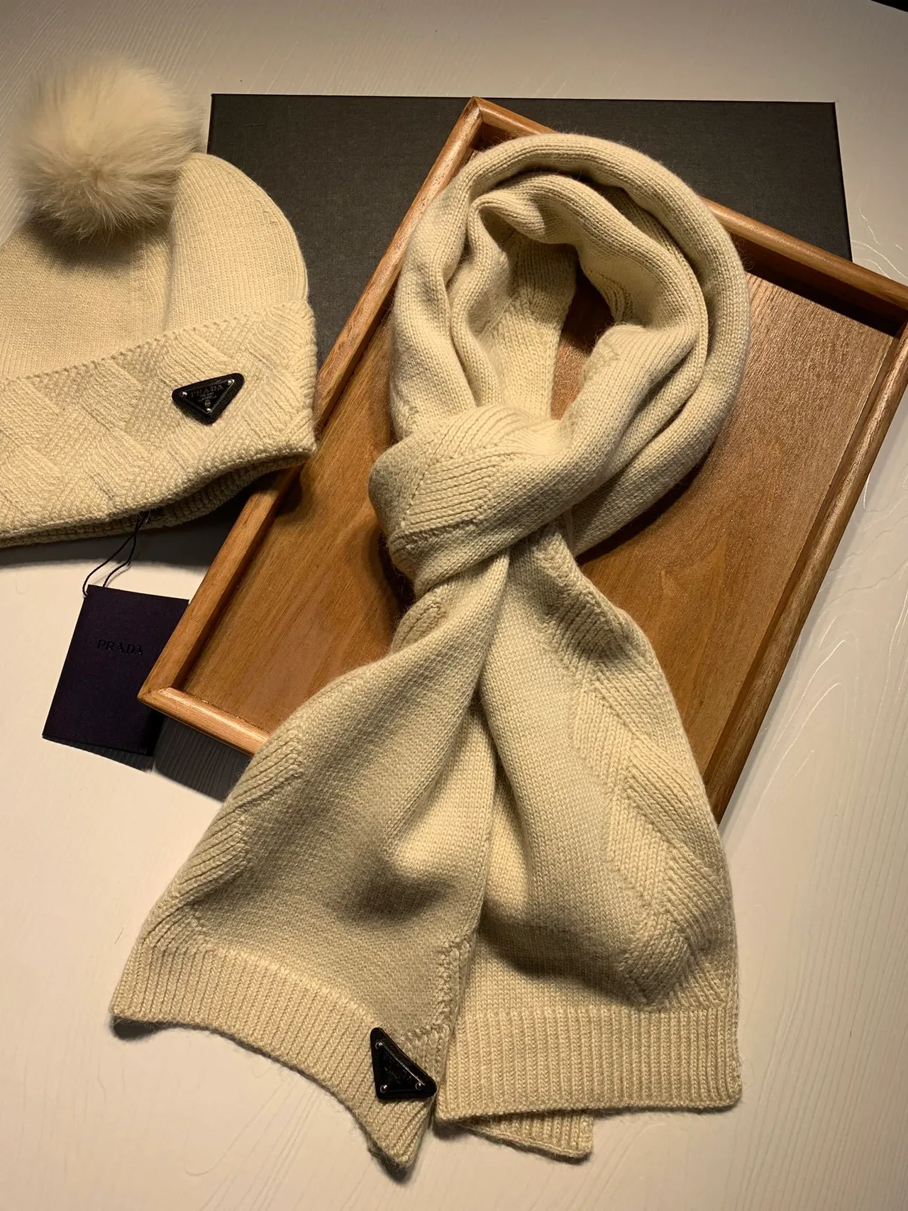 Prada Beige avec détail de tricot côtelé et câble torsadé Cashmere écharpe 9